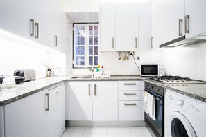Cookware/dishes/utensils - T3 Bica Downtown Apartment (Lisboa)