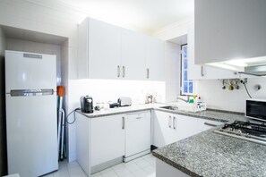 Cookware/dishes/utensils - T3 Bica Downtown Apartment (Lisboa)