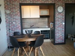 Fridge, microwave, oven, coffee/tea maker