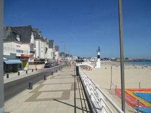 A promenade with shops, a beach, and a lighthouse. - Charming studio in Quiberon (Quiberon)