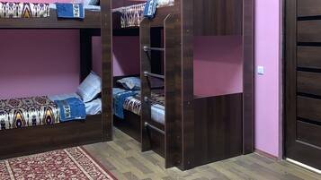 Tabla de planchar con plancha y ropa de cama