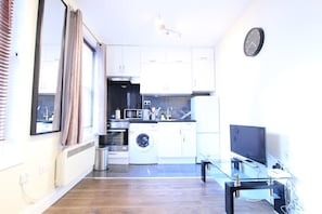 Apartment, 1 Bedroom (2, 412) | Private kitchen | Fridge, microwave, oven, stovetop - Cosy Edgware Road Apartments Paddington (London)