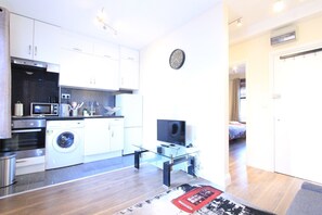 Apartment, 1 Bedroom (2, 412) | Private kitchen | Fridge, microwave, oven, stovetop - Cosy Edgware Road Apartments Paddington (London)