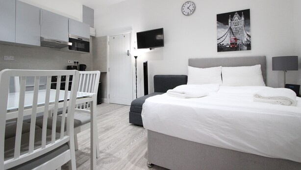 Tabla de planchar con plancha, wifi gratis y ropa de cama 