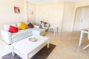 TV - Spectacular Apartment in Matchroom Country Club (Las Lagunas de Mijas)