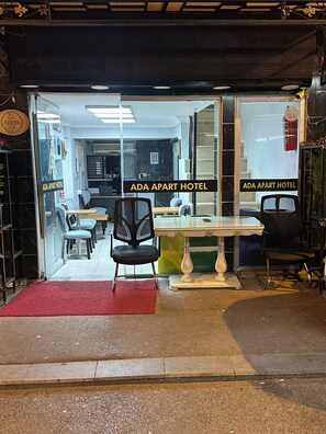 Televisión LCD 82 pulgadas con canales de televisión vía satélite