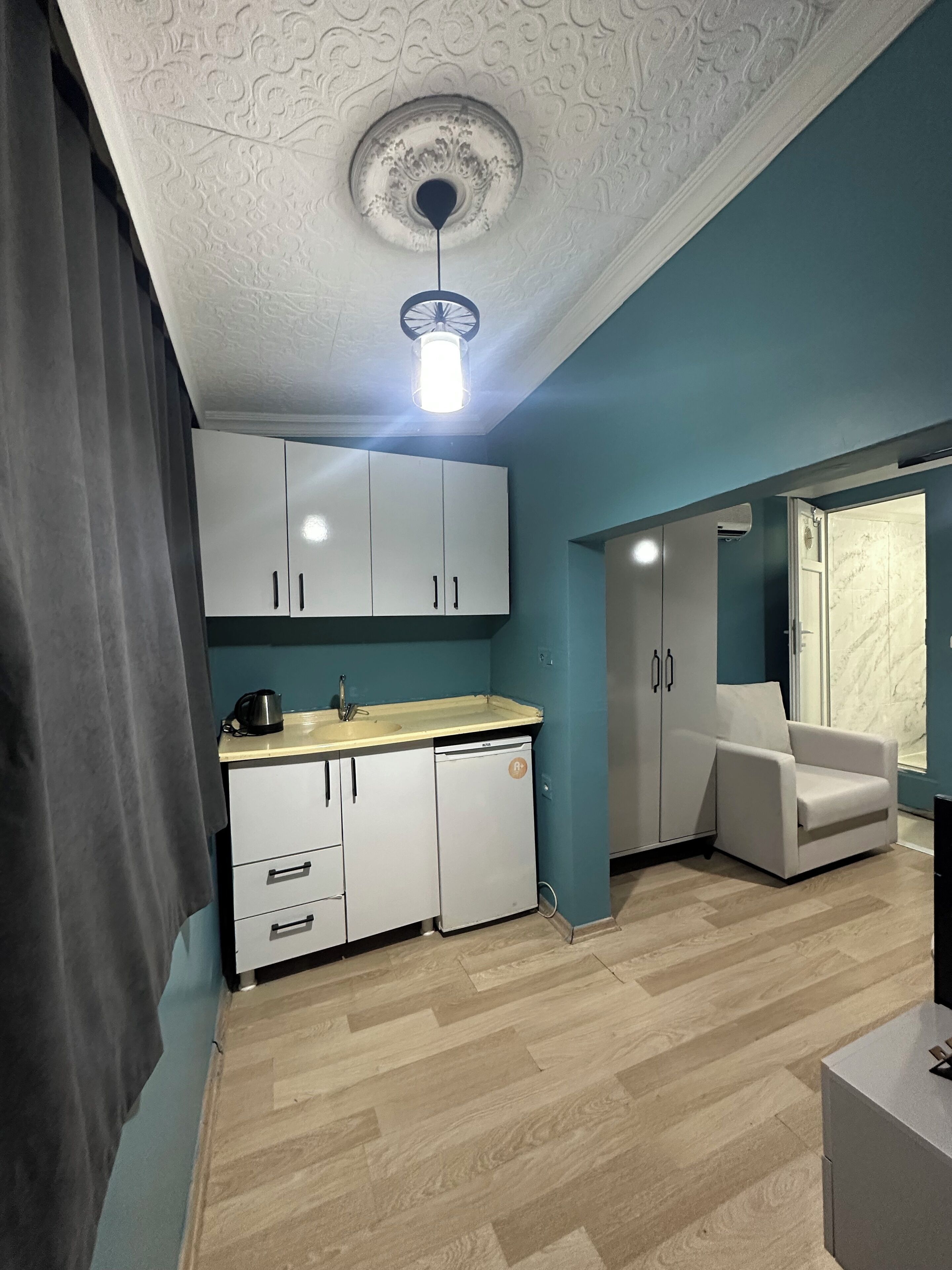 Classic-Vierbettzimmer, Gartenblick | Wohnbereich | 82-Zoll-LCD-Fernseher mit Satellitenempfang, Fernseher, Computer