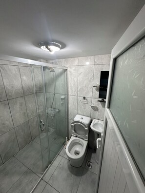 Classic-Apartment | Badezimmer | Dusche, Regendusche, kostenlose Toilettenartikel, Haartrockner