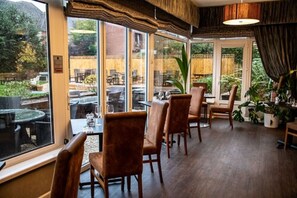 Déjeuner et dîner servis sur place