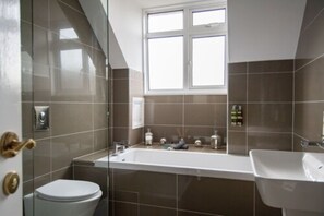 Premium Room | Bathroom | Free toiletries, hair dryer, bathrobes, slippers - Cliff House Hotel (Bournemouth)
