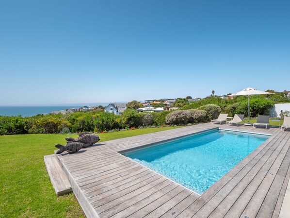 Outdoor pool, pool umbrellas, pool loungers - Pansy Shell (Plettenberg Bay)