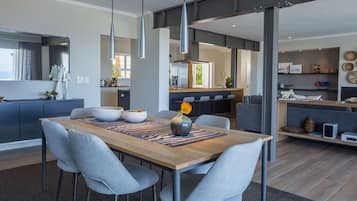 Exclusive House, Non Smoking, Sea View | In-room dining
