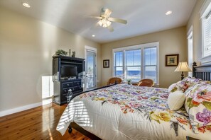 5 bedrooms, WiFi, bed sheets - THIS MAGNIFICENT HOUSE, SITS ABOVE ALL THE HOUSES AROUND IT! (St. George Island)