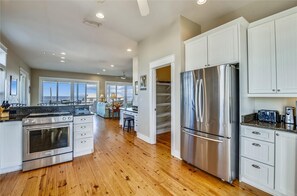 冷蔵庫、電子レンジ、オーブン、コンロ