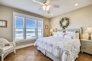 5 bedrooms, WiFi, bed sheets - THIS MAGNIFICENT HOUSE, SITS ABOVE ALL THE HOUSES AROUND IT! (St. George Island)