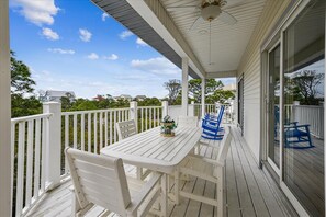 屋外ダイニングエリア