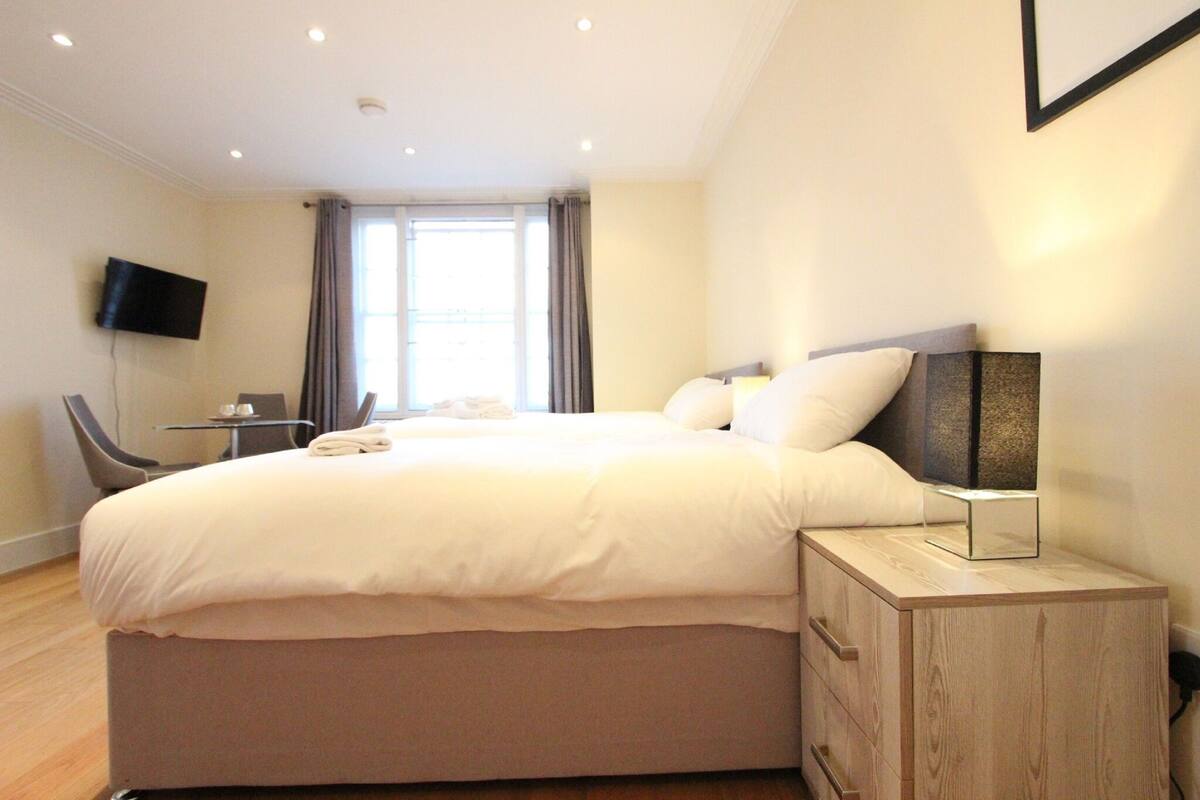 Iron/ironing board, free WiFi, bed sheets