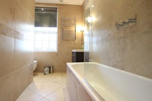 Apartamento (116 FORSET) | Baño | Ducha y bañera combinadas y artículos de higiene personal gratuitos