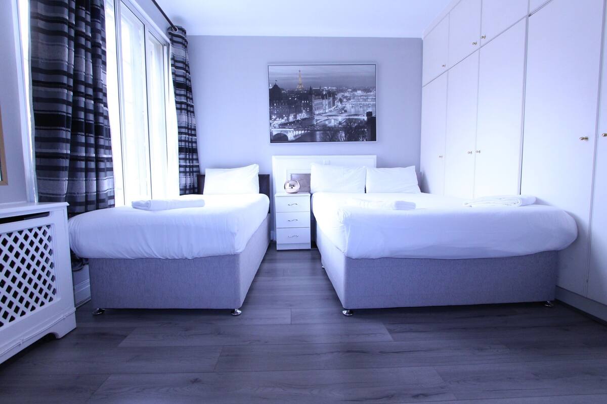 Iron/ironing board, free WiFi, bed sheets