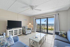 Télévision, lecteur de DVD, livres