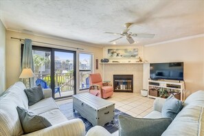 TV, DVD player - BEAUTIFUL UPDATED TOWNHOME away from home! (St. George Island)