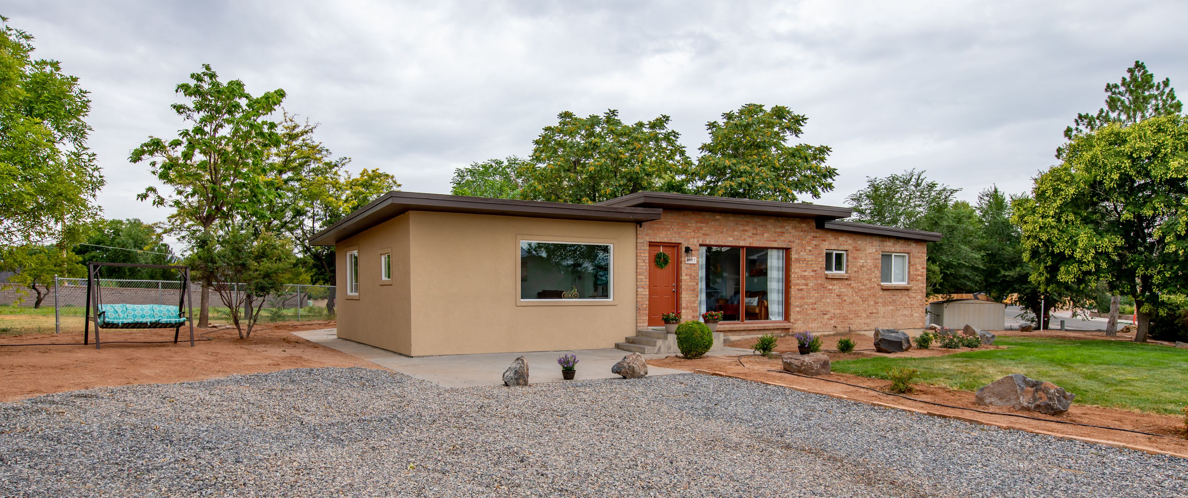 Book cliff bungalow, outstanding views and the best location in town!