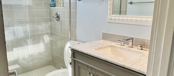 Walk to Beach! East of A1A Central beach. Newly renovated fully equipped.