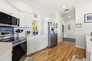 Kylskåp, mikrovågsugn, ugn och spishäll