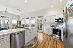 冷蔵庫、電子レンジ、オーブン、コンロ