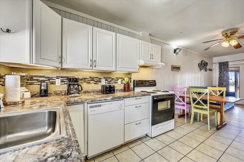 Cozy Cabanas West. A newly renovated ground level duplex.