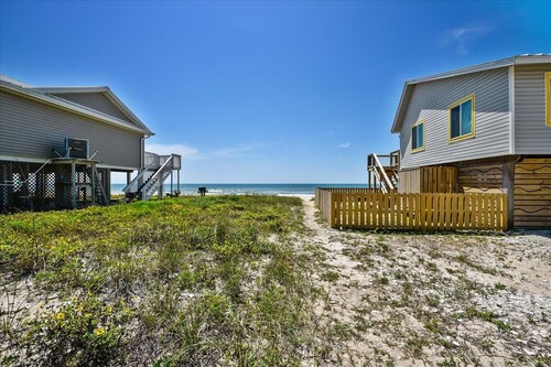 Cozy Cabanas West. A newly renovated ground level duplex.