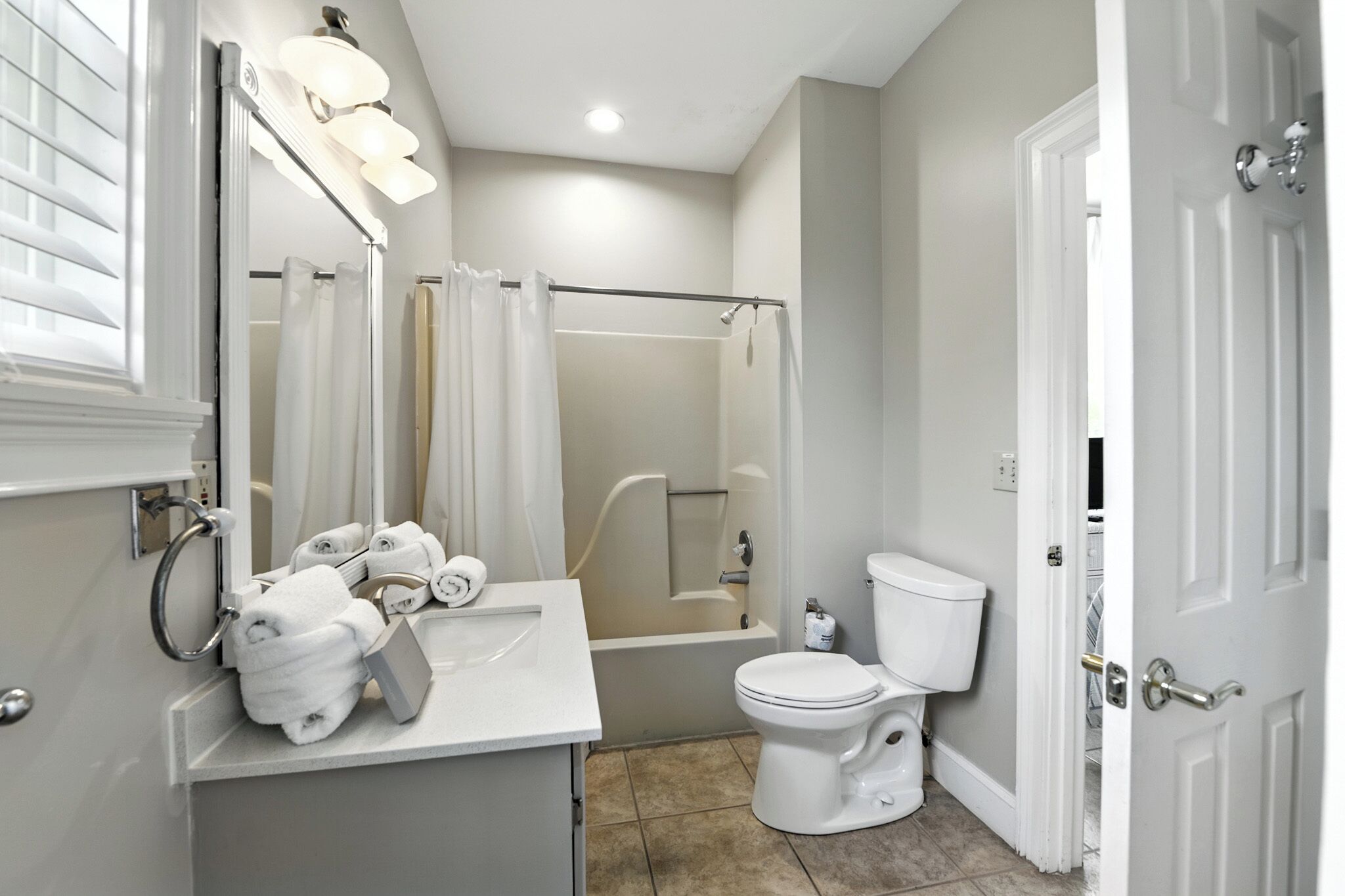 Une salle de bain avec des toilettes, un lavabo et une douche.