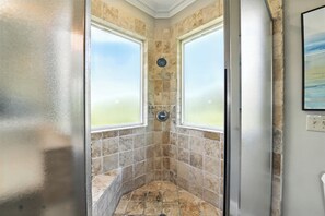 Bañera con ducha, secador de pelo, toallas