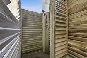Combined shower/bathtub, hair dryer, towels - THE MINUTE YOU STEP INTO A WAVE FROM IT ALL, you understand the name! (St. George Island)