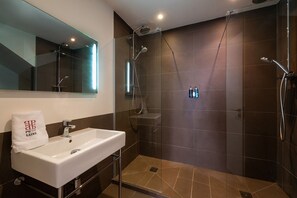 Amenidades de baño gratuitas, secadora de cabello, toallas