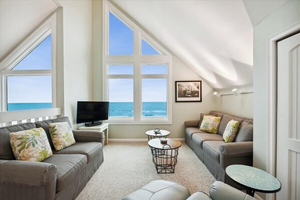 TV, DVD player - NATURAL SPLENDOR COMPLEMENTS contemporary style in this 2BR/2BA beach beauty. (St. George Island)