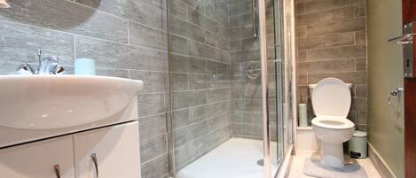 Apartment, 1 Bedroom (2, 424) | Bathroom | Combined shower/tub, free toiletries, hair dryer, towels