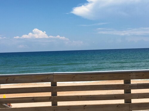 Looking to Just Get Away??? Cute Cottage with Pool. Close to the Beach! 