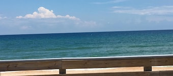 Looking to Just Get Away??? Cute Cottage with Pool. Close to the Beach! 