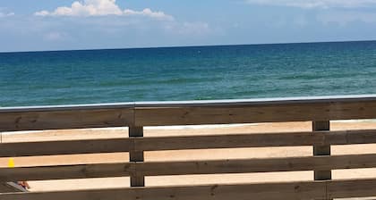 Looking to Just Get Away??? Cute Cottage with Pool. Close to the Beach!