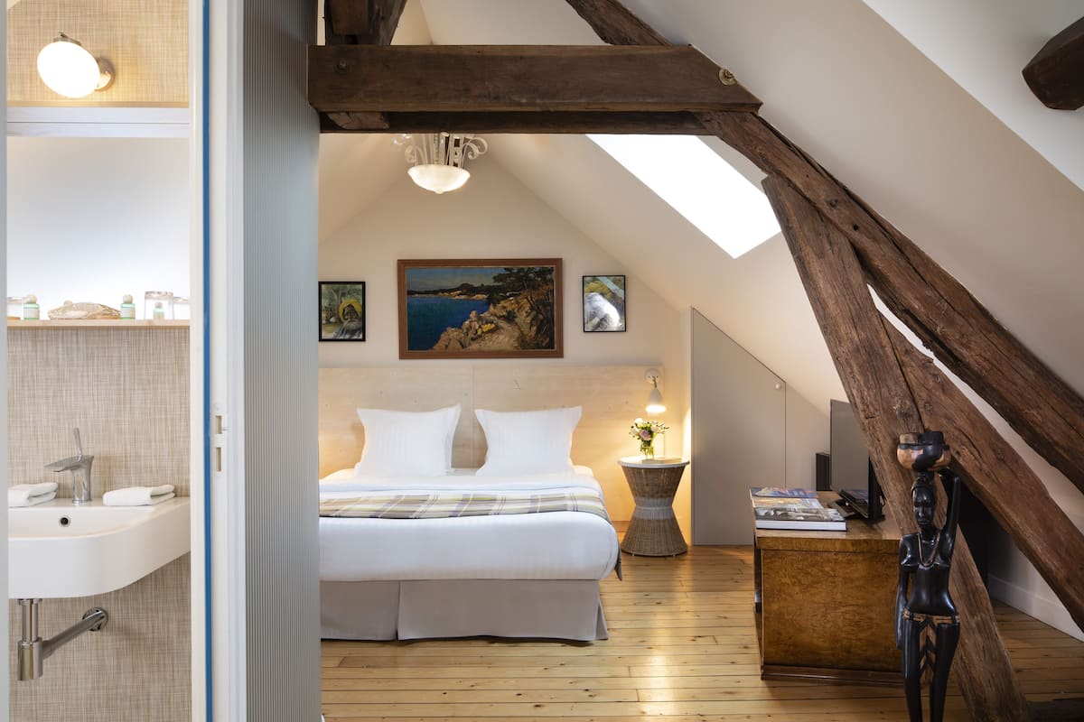 Chambre Classique, vue jardin (La Petite Attique)