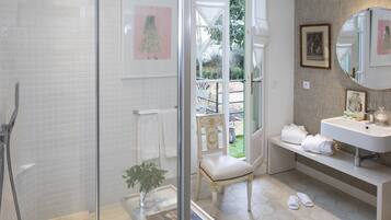 Luxury Double Room, Private Bathroom, Garden View (Chambre Les Oiseaux) | Bathroom