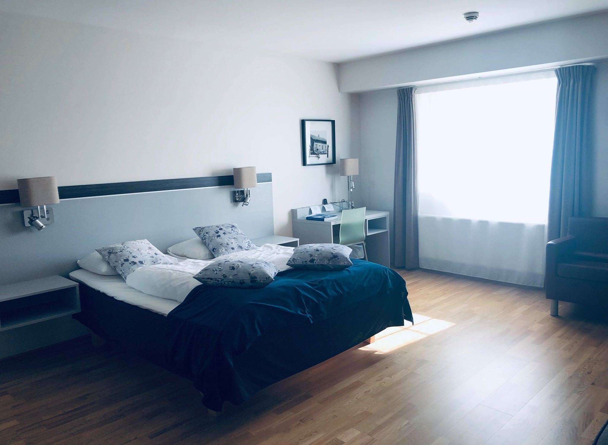 Eenvoudige kamer, 1 twee- of 2 eenpersoonsbedden, toegankelijk voor mindervaliden | Een bureau, een laptopwerkplek, gratis wifi, beddengoed