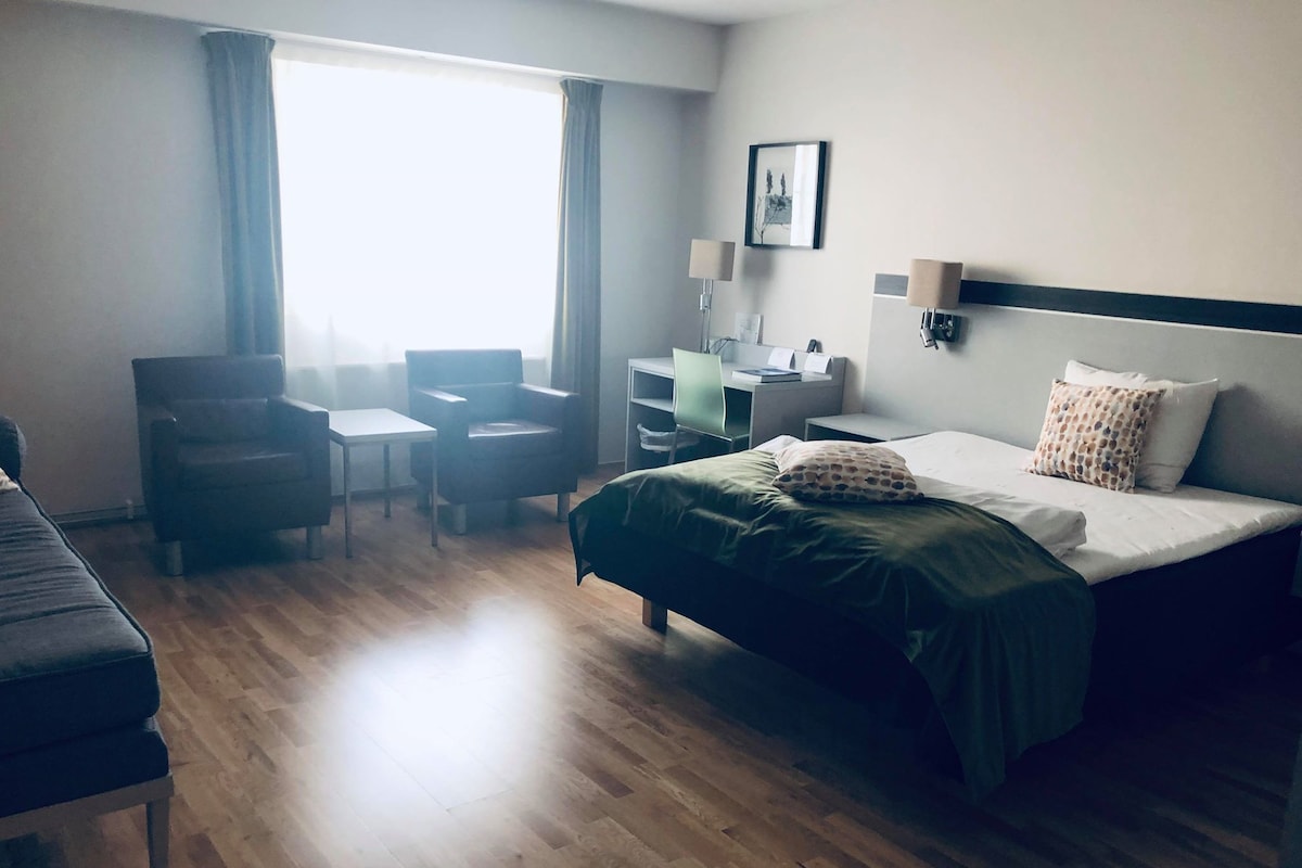 Een bureau, een laptopwerkplek, gratis wifi, beddengoed