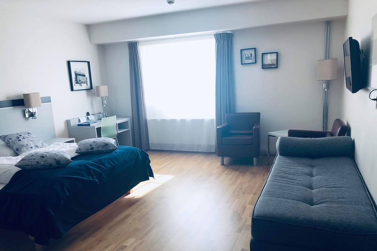 Eenvoudige kamer, 1 twee- of 2 eenpersoonsbedden, toegankelijk voor mindervaliden | 1 slaapkamer, een bureau, een laptopwerkplek, gratis wifi