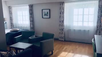 Studio Suite Junior | Ruang keluarga | TV layar datar
