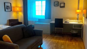 Kamar Double atau Twin Basic, akses difabel | Meja kerja, ruang kerja ramah laptop, Wi-Fi gratis, dan seprai linen