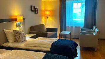 Kamar Quadruple Keluarga, 1 kamar tidur | Meja kerja, ruang kerja ramah laptop, Wi-Fi gratis, dan seprai linen