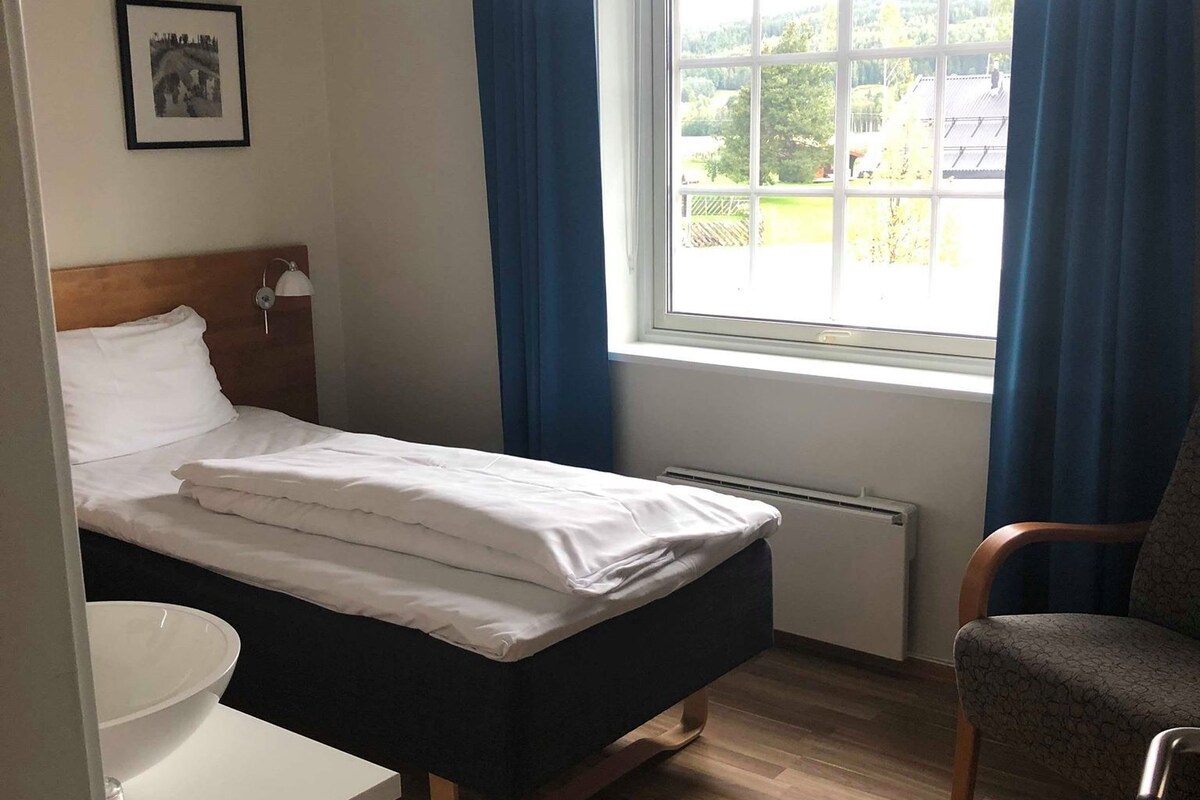 Een bureau, een laptopwerkplek, gratis wifi, beddengoed