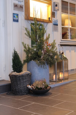 Property entrance. Skaslien Gjestgiveri